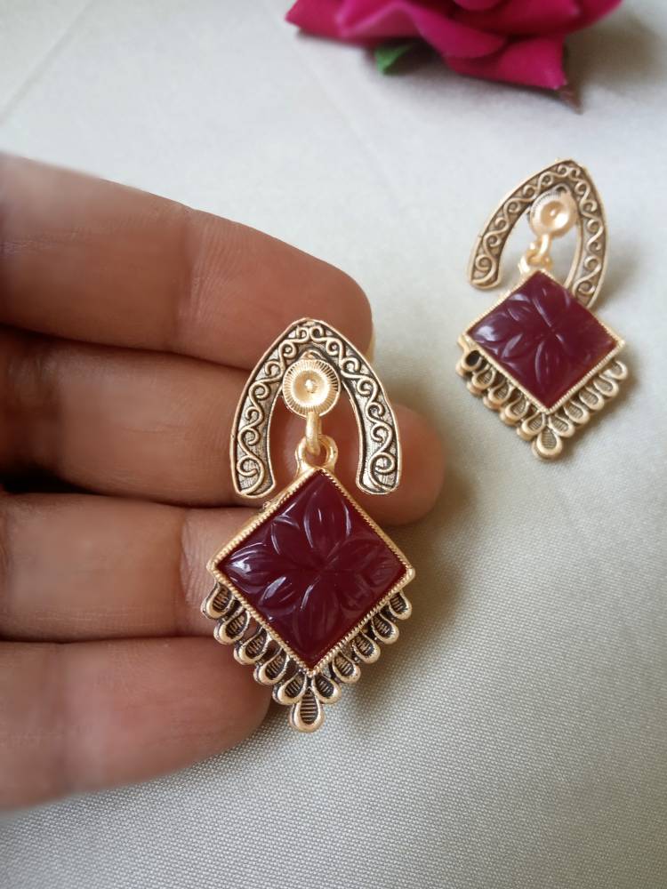 Maroon hot sale earrings studs